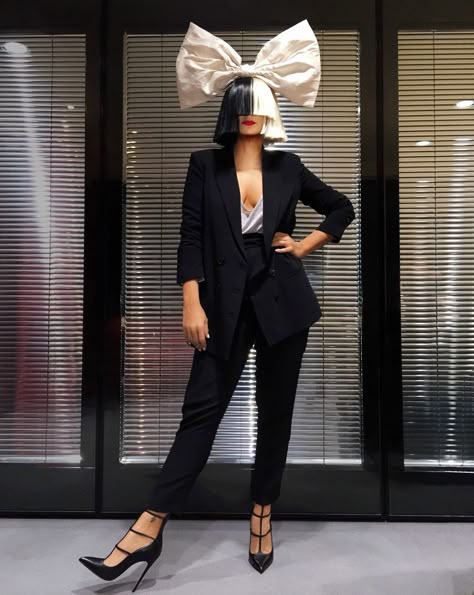 News — Sia Singers Costumes Ideas, Sia Singer, Sia And Maddie, Sia Kate Isobelle Furler, Pop Star Costumes, Beyonce Hair, Singer Costumes, Diy Kostüm, Famous Singers