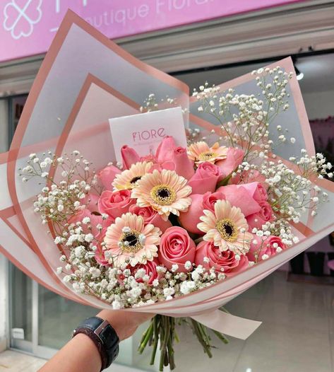 Birthday Flowers Bouquet For Best Friend, Bouquet Of Flowers Gift Birthdays, Ramos Aesthetic, Pretty Flower Bouquet, Graduation Flowers Bouquet, Flores Rose, Mixed Flower Bouquet, Luxury Flower Arrangement, Birthday Flowers Bouquet