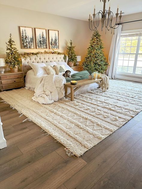 Masculine Bedroom Decor, Masculine Bedroom, Christmas Decor Inspiration, Bedroom Views, Christmas Decorations Bedroom, Christmas Living Rooms, Christmas Bedroom, Home Decor Trends, Fall Home Decor