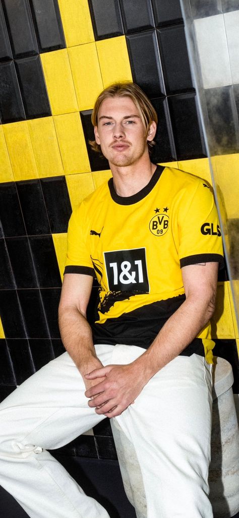 Julian Brandt, Star Wars Clone Wars, Famous Men, Borussia Dortmund, Sport Fashion, Football Players, Soccer, Football, Celebrities