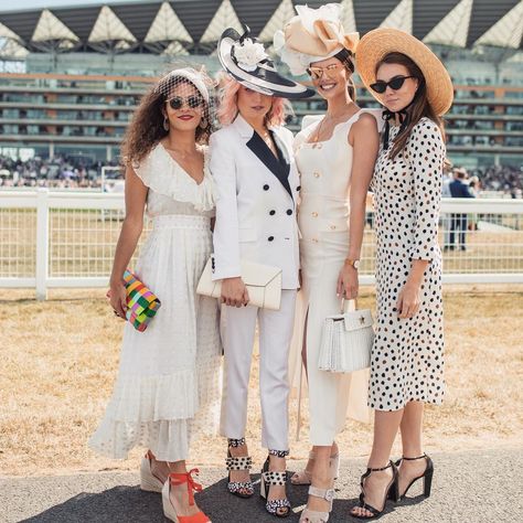 All white! Ladies Day at Royal Ascot and these ladies are rocking their sunglasses and making them work with the rest of the look. White Headband For Royal Ascot Party, Cream Hats For Royal Ascot Event, White Headband For Royal Ascot Races, Royal Ascot Wedding Costume Hat With Wide Brim, Royal Ascot Party Brimmed Hats, Royal Ascot Fashion, Royal Ascot Ladies Day, Derby Fashion, Derby Outfits