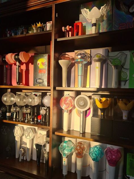 Lightstick Room Decor, Kpop Aesthetic Lightstick, Kpop Merch Store, Kpop Store Design, K-pop Store, Kpop Merch Ideas, Kpop Shop Ideas, Kpop Lightstick Collection, Kpop Store Aesthetic