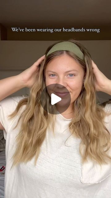 Hairstyles With Cloth Headbands, Head Band Styles, Hairstyle With Headband Gym, Stretchy Headband Hairstyles, How To Wear An Elastic Headband, Workout Headbands For Short Hair, Headband Hack, Ways To Wear A Headband, Head Band Outfit