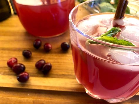 Popular Thanksgiving Sides, Bourbon Fizz, Cranberry Fizz, Saccharomyces Boulardii, Christmas Punch Recipes, Cranberry Cocktail, Gimme Some Oven, Winter Cocktails, Sangria Recipes