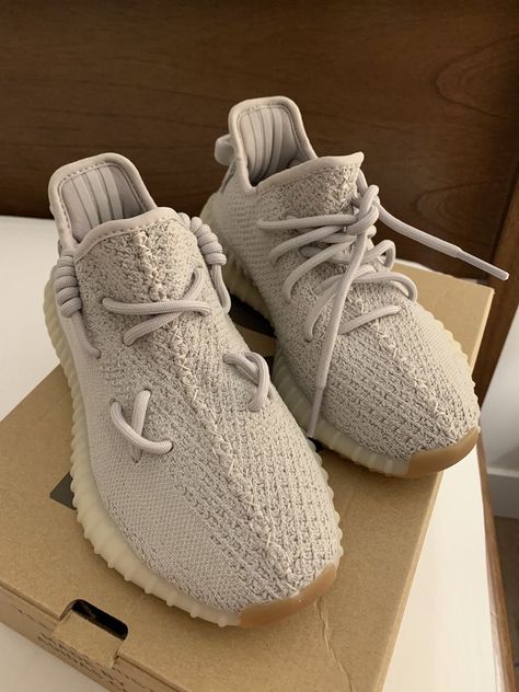 Yezzy Shoes 350, Yeezy Sesame, Yezzy Shoes Women, Yeezy Laces, Yeezy Shoes Outfit, Yeezy 350 Shoes, Photographie Indie, Yeezy Fashion, Ways To Lace Shoes