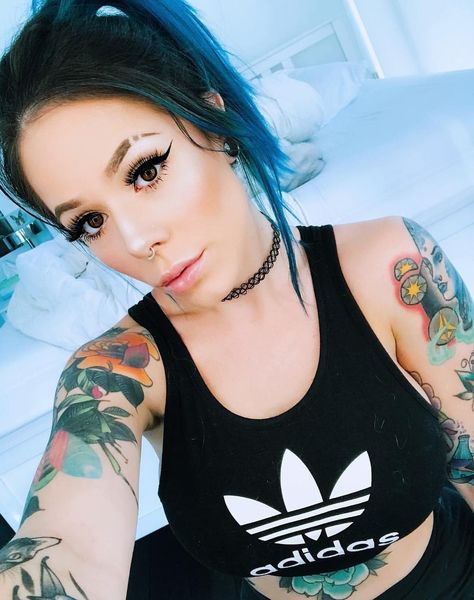 Cozy Apothecary, Cortana Blue, Ariel Winter Style, Blue Bob, Tattooed Girls, Tattoed Women, Ariel Winter, Tattoo Girls, Angel Warrior