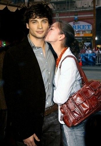 Smallville Clark Kent, Tom Welling Smallville, Kristen Kreuk, Tom Welling, Teenage Love, Kristin Kreuk, Comic Book Artwork, Watch Cartoons, Clark Kent