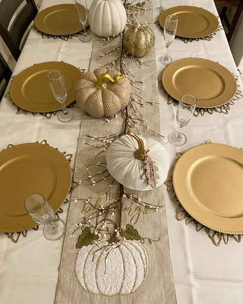 Thanksgiving Table Setting Ideas For Large Group, Thanks Giving Dinner Table Decor, Thanksgiving Table Set Up, Simple Thanksgiving Decor, Thanksgiving Table Setup, Easy Thanksgiving Decorations, Easy Thanksgiving Table Decor, Simple Thanksgiving Table Decor, Thanksgiving Dinner Table Setting