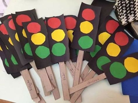 Preschool Transportation Crafts, برق بنزين, Community Helpers Crafts, Transportation Preschool Activities, Transportation Theme Preschool, Traffic Signals, Safety Crafts, Poster Classroom, Transportation Crafts