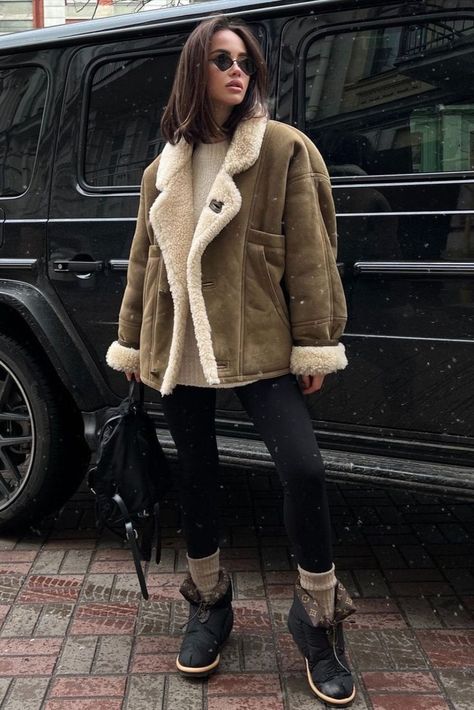 Casual Outfit Inspiration, Sheepskin Coat, Fall Capsule Wardrobe, Street Style Winter, Neutral Fashion, Shearling Jacket, Style Outfits, Winter Looks, Look Fashion