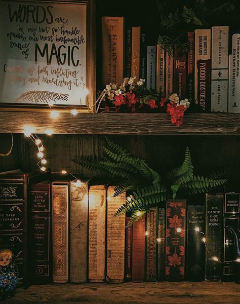 "Sorry I'm late...I was reading" • witchywinters: Rachel Gillig   ✨   Instagram Dark Academia Aesthetic Bedroom, Creation Photo, Diy Event, Dark Academia Aesthetic, Academia Aesthetic, Book Nooks, Aesthetic Bedroom, Room Aesthetic, Aesthetic Room Decor