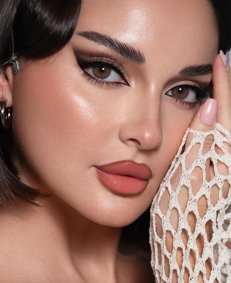 🥰🥰🥰🥰🥰🥰🥰🥰🥰🥰🥰🥰🥰Date night beauty is all about creating a stunning look that boosts your confidence and makes you feel special. It often includes a flawless makeup application with a focus on glowing skin, bold lips, and defined eyes. #datenightbeauty, #beautylook, #makeupinspiration, #glowingskin, #boldlips, #chicstyle, #dateoutfit, #beautytips, #nightoutmakeup, #flawlesslook Make Up Bold Look, Nikkah Party, Hooded Eye Makeup Tutorial, Club Makeup, Dewy Makeup Look, Healthy Makeup, Eye Makeup Images, Classy Makeup, Date Night Makeup