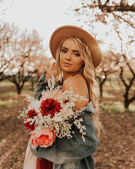 @maddybeinsphotography on Instagram: “I’ve been wanting to put together this styled shoot for awhile, and @katey.hinck freaking nailed it as my model 🤩” Fall Western Photoshoot, Photo Shoot With Flowers, Flower Photoshoot Ideas, Shoot With Flowers, Bday Photo Shoot Ideas, Floral Shoot, Boho Photoshoot, Western Photoshoot, Fall Photo Shoot