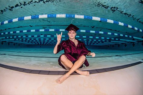 Underwater photographer Ken Kiefer does photo sessions for swimmers. This was a fun way to celebrate our senior. Senior Picture Swimmer, Swimmer Senior Pictures, Swim Senior Pictures, Swimmer Photoshoot, Swim Pictures, Swimming Senior Pictures, Pool Photoshoot, Senior Ideas, Senior Portrait Poses