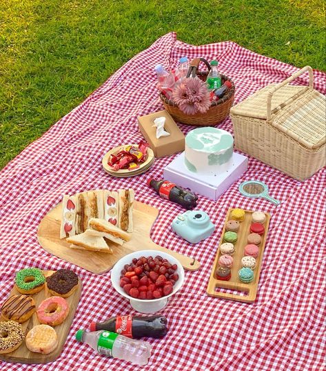 Picnic Preparation, Piknik Aesthetic, Aesthetic Picnic Ideas, Girly Picnic, Strawberry Sandwich, Picnic Date Outfits, Strawberry Picnic, Red Picnic, Red Widget