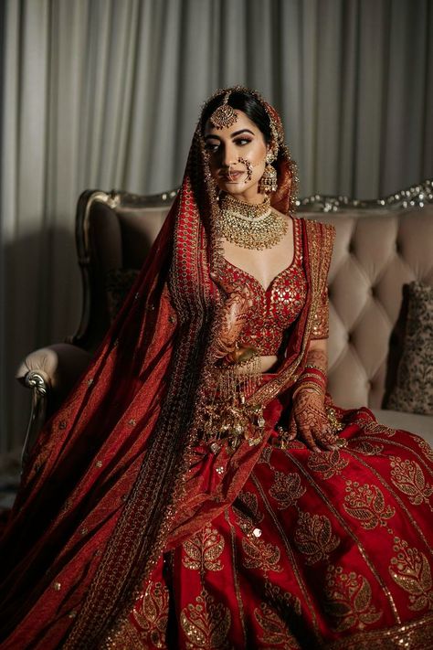 dupattas Intimate Wedding Outfit, Indian Wedding Bridal Outfits, Bridal Outfit Indian, Lengha Designs, Wedding Bridal Outfit, Outfit Indian Wedding, Wedding Outfit Ideas, Outfit Indian, Bridal Lehenga Designs