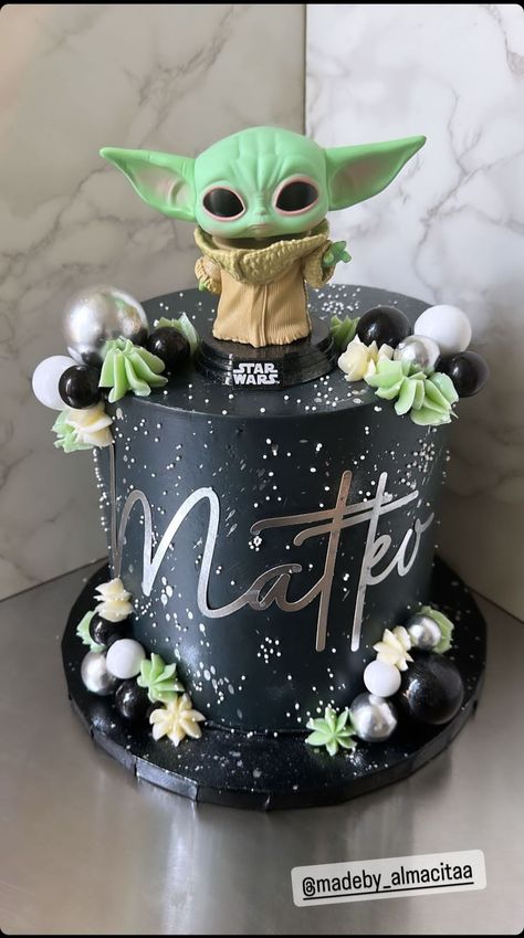 Mandalorian Birthday Cake Ideas, Star Wars Theme Cake Ideas, Yoda Birthday Cake, Pastel Star Wars, Baby Yoda Birthday Cake, Mandalorian Party, Birthday Cake Mandalorian, Yoda Cake Ideas, Baby Yoda Cake