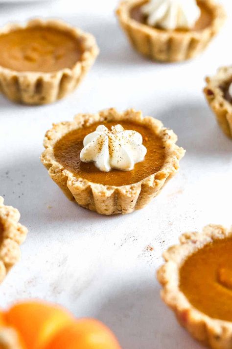 EASY Pumpkin Pie Tartlets (Mini Tarts!) - Aleka's Get-Together Pumpkin Tartlets, Pumpkin Pie Tarts, Pie Tartlets, Pumpkin Tarts Recipe, Christmas Dessert Menu, Strawberry Cream Cheese Filling, Caramel Apple Bites, Mini Pumpkin Pie, Chocolate Covered Potato Chips