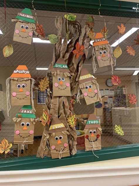 Fall Class Decor, Thanksgiving Classroom Activities, Fall Festival Decorations, Remembrance Day Activities, Fall Festival Games, Fall Party Decorations, Fall Classroom Decorations, Art Activities For Toddlers, Fall Arts And Crafts