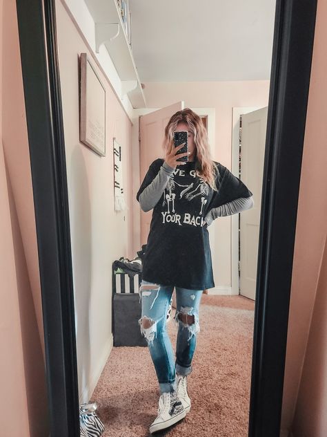 Xl Tshirt Outfit Women, Graphic Tee Long Sleeve Outfit, Turtleneck Graphic Tee Outfit, Leggings And Tee Shirt Outfits, Graphic Tee Outfit 2023, Big Tee Outfits, Gray Graphic Tee Outfit, Long Sleeve Under Graphic Tee, Graphic Tee And Leggings Outfit