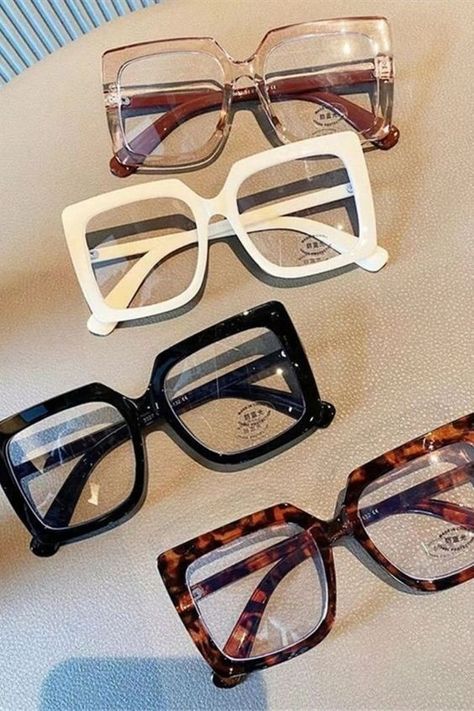 Glasses 2022 Trend, Big Glasses Frames, Clear Glasses Frames Women, Optical Glasses Women, Pretty Sunglasses, Glasses Transparent, Classy Glasses, Fancy Glasses, Glasses Inspiration