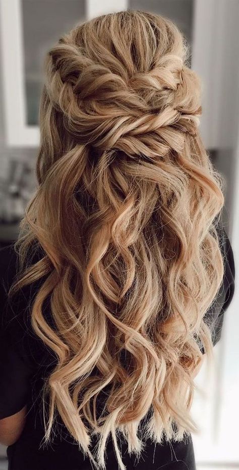 This will help the stylist give you the perfect look. A side-part style may be a classic and go with any bridal look. Prom Upstyles, Prom 2023 Hair, Hair Dos For Prom, Winter Dance Hairstyles, Prom Night Hairstyle, Hollywood Hairstyle, Winter Formal Hairstyles, Updo Prom, Prom Hair Ideas