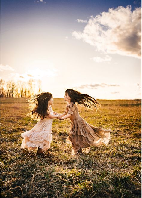 Young Sibling Photography, Sibling Photography Poses, Sibling Photo Shoots, Daughter Photo Ideas, Mommy Daughter Photos, Toddler Pictures, Sibling Pictures, Mommy And Me Photo Shoot, Sisters Photoshoot Poses