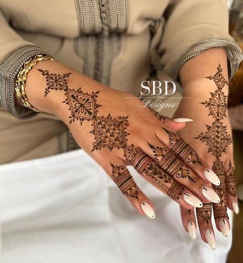 Henna Tattoo Wedding, Muslim Henna Designs, Henna Moroccan Style, Henna Designs 2024, Moroccan Henna Designs Simple, Henna Designs Moroccan, Simple Bridal Henna Designs, Henna Wedding Designs, Moroccan Mehndi Design