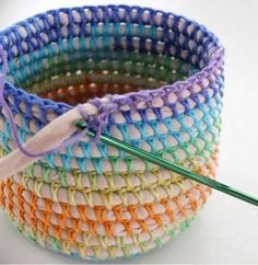 How to crochet baskets with T-shirt yarn Crochet Basket Diy, Crochet Basket Pattern Free, Confection Au Crochet, Crochet Basket Pattern, Diy Basket, Knitting Needle, Crochet Diy, T Shirt Yarn, Fabric Baskets