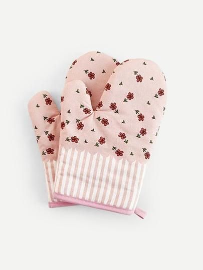 Flower Print Oven Glove 1pc -SheIn(Sheinside) Temptations Bakeware, Baking Gloves, Oven Design, Bbq Gloves, Heat Resistant Gloves, Oven Cooking, Cute Kitchen, Oven Glove, Oven Mitts