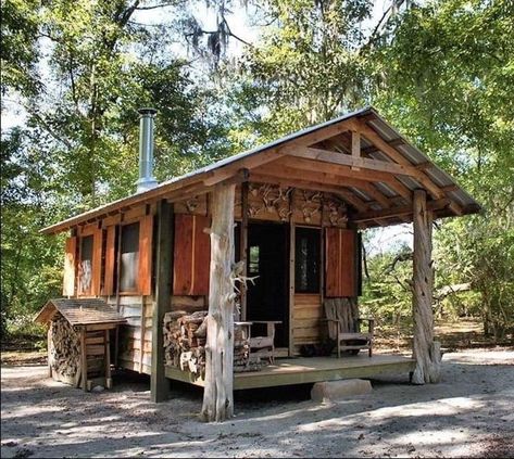 Rustic Shed, Building A Small House, Log Cabin Rustic, Bottle House, Small Log Cabin, Hunting Cabin, Cabin House Plans, Tiny Cabins, Little Cabin