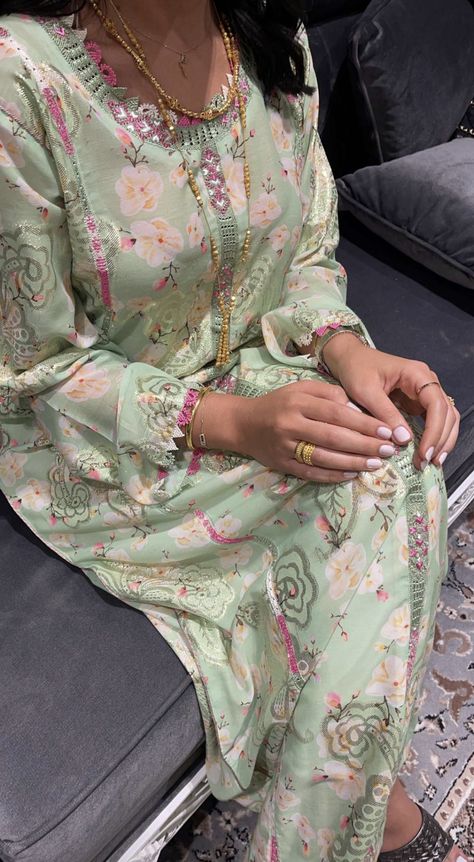 Jalabia Styles, Moroccan Clothing, Fashion Dresses Formal, Kaftan Designs, Moroccan Fashion, Muslim Women Fashion, Mode Abaya, Moroccan Dress, Stylish Party Dresses