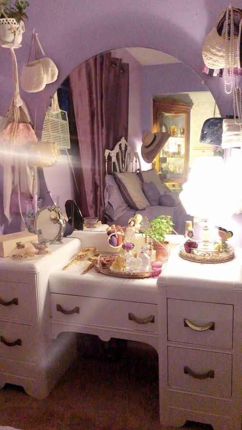 Glam Room Vintage, Vanity Old Fashioned, Vintage Vanity Benches, 50s Bedroom Aesthetic Vintage, Beauty Vanity Aesthetic, Vintage Vanity Set Up, 80s Vanity Aesthetic, Vintage Room Makeover, Small Retro Bedroom