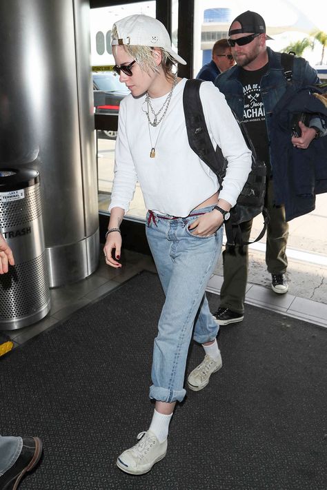 Kristen Stewart in boyfriend jeans and Converse sneakers at LAX Airport, Jan. 8. #kristenstewart #laxairport #celebritystyle #converse #whitesneakers Jack Purcell Women Outfit, Converse Jack Purcell Outfit, Kristen Stewart Boyfriend, Jack Purcell Outfit, Jeans Converse, Converse Jack Purcell, Jeans And Converse, Lax Airport, Jack Purcell