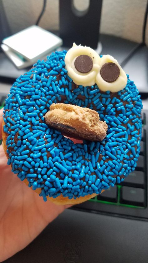 Cookie Monster Doughnut, Cookie Monster Donut, Summer Donut Ideas, Cute Donut Decorating Ideas, Decorated Donuts Ideas, Gourmet Donuts Ideas, Cookie Monster Party Favors, Halloween Cookie Designs, Cookie Donut