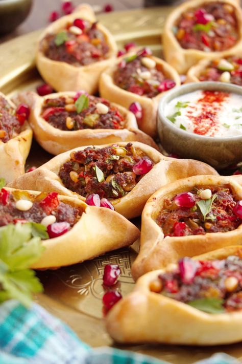 Middle Eastern Party Food Ideas, Middle Eastern Finger Food, Middle Eastern Appetizers For Party, Turkish Appetizers, Middle Eastern Dinner Party, Middle Eastern Appetizers, Arabic Appetizers Middle East, Middle Eastern Mezze Platter, Middle Eastern Hors D’oeuvres