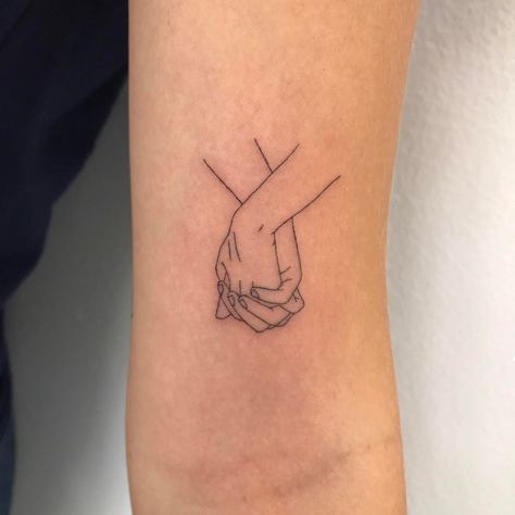 |Pinterest @xioohh❥| Couples Hand Tattoos, Trend Tattoos, Two Hands Tattoo, Hand Holding Tattoo, Hand Tattoos Pictures, Hand Tattoo Images, Side Hand Tattoos, Dragons Tattoo, Hand Tattoos For Girls