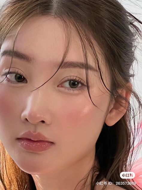 Clean Soft Makeup, Light Visual Weight Makeup, Model Face Makeup, Korean Soft Makeup Look, Korean Makeup Look Natural Asian Eyes, Soft Mermaid Makeup, Ingenue Makeup Asian, Wet Bangs Hair, Effortless No Makeup Look