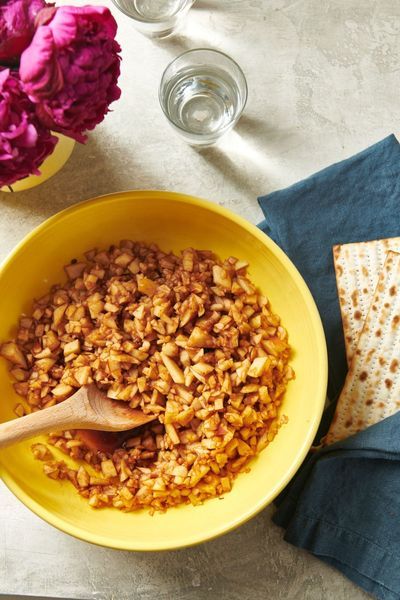 Charoset Recipe / Charoset (or haroset) is one of the 6 symbolic foods on the seder plate during Passover, and it's actually pretty delicious, too. #easyrecipes #familyfriendly #passover #kosher #apple Matzoh Ball Soup, Easy Irish Recipes, Charoset Recipe, Bojon Gourmet, Matzo Ball Soup, Matzoh Ball, Seder Plate, Foodie Crush, Passover Recipes