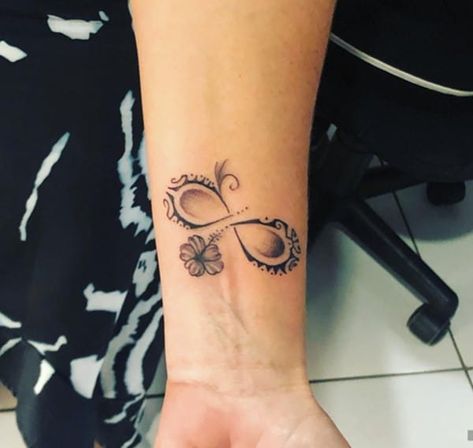 160+ Infinity Tattoo With Names, Dates, Symbols And More (For Women) Infinity Tattoo Stencil, Rose Infinity Tattoo, Infinity Tattoo With Names, Rose Wrist Tattoo, 90 Tattoo, Infinity Tattoo Ideas, Infinity Name Tattoo, Tattoo With Names, Flower Wrist Tattoo