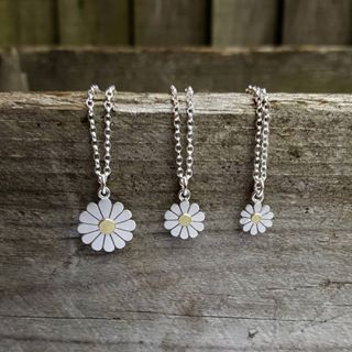 Daisies on a chain...🌼  .  .  #dianagreenwoodjewellery #flowery #botanicalinspiration_