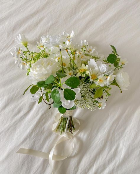 white wildflower bouquet White Wildflower Bouquet, Bouquet Styles, Wildflowers Wedding, White Wildflowers, Instagram White, Wildflower Bouquet, Wildflower Wedding, Wedding Idea, Coffee Recipes