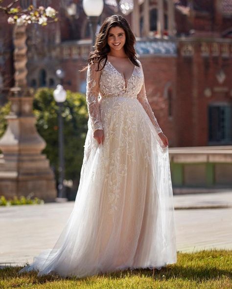 Dreamy Plus Size Wedding Dresses With Sleeves ★ plus size wedding dresses with sleeves bohemian lace pronovias Plus Size Western, Plus Size Wedding Dresses With Sleeves, Plus Size Bridal Dresses, Plus Wedding Dresses, Western Wedding Dresses, Plus Size Wedding Dresses, Plus Size Wedding Gowns, Wedding Gowns With Sleeves, Kleinfeld Bridal