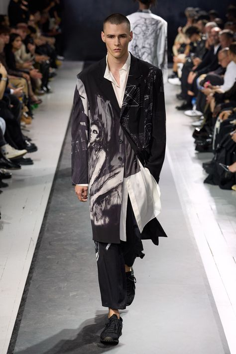 Yohji Yamamoto Spring 2025 Menswear
https://www.vogue.com/fashion-shows/spring-2025-menswear/yohji-yamamoto/slideshow/collection#6 Yohji Yamamoto Menswear, Yohji Yamamoto Men, Paris Fashion Week Men, Menswear Runway, Celebrity Look, Yohji Yamamoto, Paris Fashion, Paris Fashion Week, Fashion News