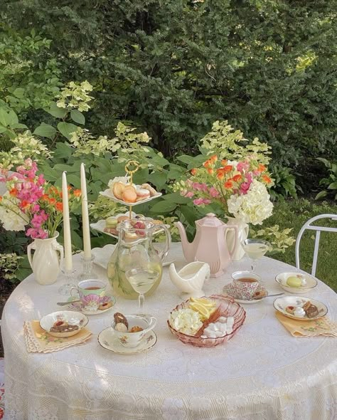 Parisian Garden Party, Tea Party Place Settings, Peaceful Cottage, Tea Garden Party, Faux Flower Centerpiece, Tea Party Table Settings, Floral Tea Party, Spring Tea Party, Vintage Garden Parties