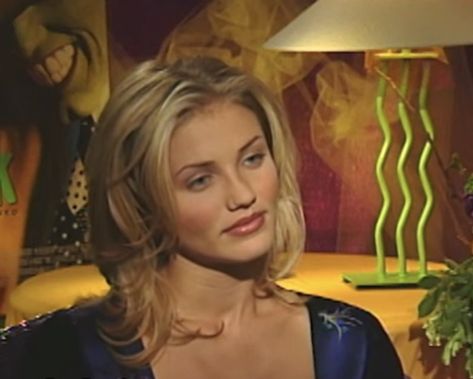 Cameron Diaz The Holiday Hair, Cameron Diaz 2000s, Young Cameron Diaz, Cameron Diaz Short Hair, Cameron Diaz Hair, 1990s Hair, 90's Supermodels, Lob Cut, Kendall Jenner Face