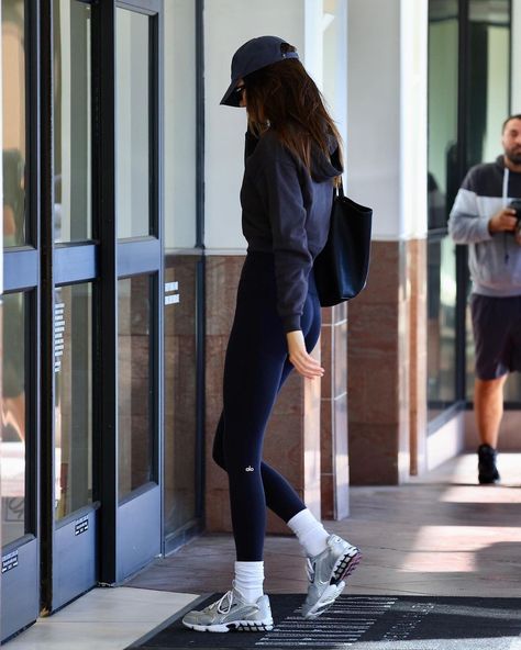 Lululemon Sweatshirt Outfit, Alo Yoga Outfit Kendall Jenner, Rainy Day Athleisure Outfit, Alo Outfit Aesthetic, Yoga Girl Aesthetic Outfit, Black Leggings Aesthetic, Lululemon Outfit Casual, Black Running Shoes Outfit, Kendall Jenner Alo