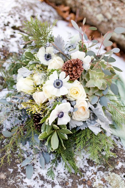 Winter bouquet Mountain Wedding Flowers, Mountain Wedding Theme, Winter Outdoor Wedding, White Mountain Wedding, Winter Mountain Wedding, Winter Bridal Bouquets, Blue Winter Wedding, Minnesota Wedding Venues, Minnesota Winter