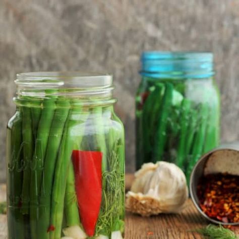 Refrigerator Dilly Beans {Pickled Beans Recipe} - Sustainable Cooks Dill Beans, Canning Tomato Soup, Canning Stewed Tomatoes, Canning Applesauce, Canning Potatoes, Canning Pears, Canned Applesauce, Pickled Green Beans, Pickled Asparagus