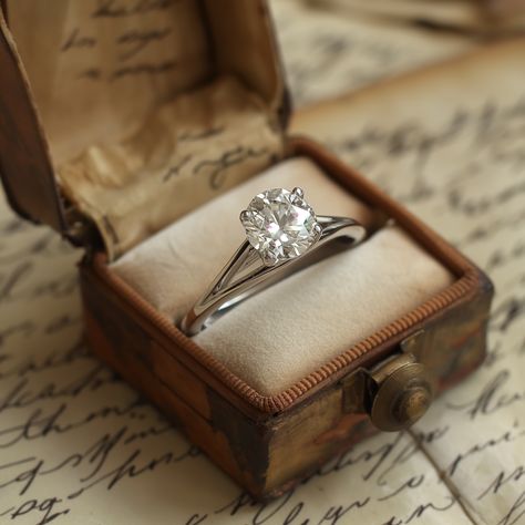 Vintage Elegance: Timeless Diamond Engagement Ring in Antique Box Wedding Ring Aesthetic, Old Wedding, Ring Aesthetic, Antique Jewelry Box, Antique Diamond Rings, Heirlooms Jewelry, Diamond Engagement Rings Vintage, Antique Boxes, Vintage Elegance